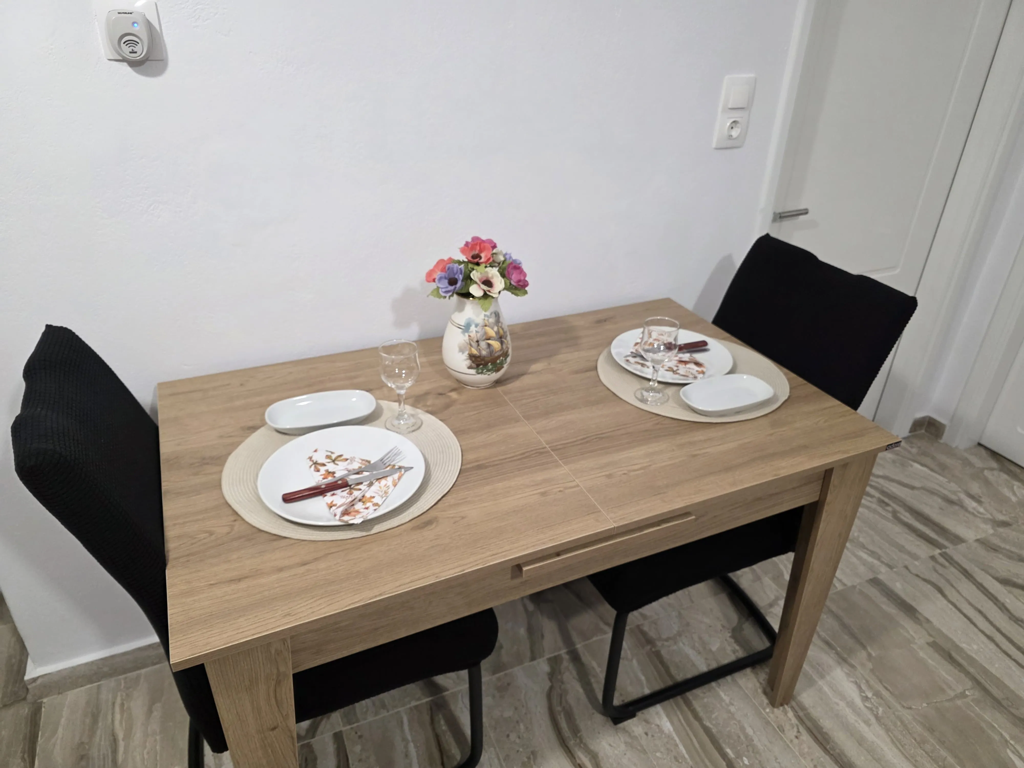 Sea Apartment dining area