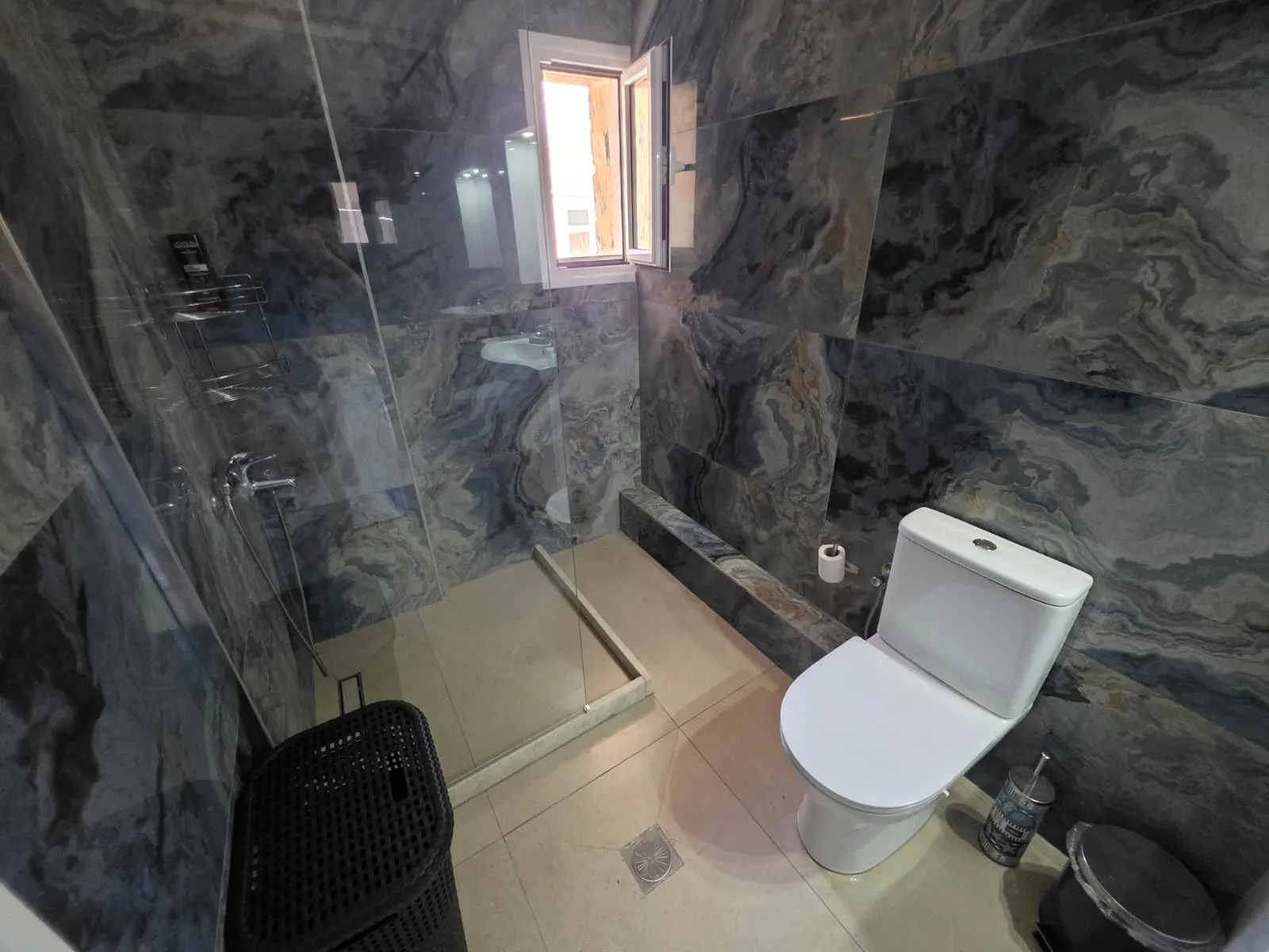 Sea Apartment shower
